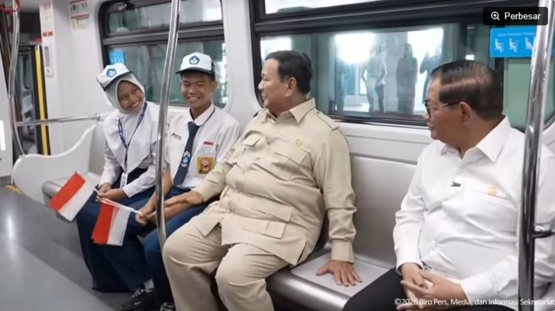Presiden Prabowo Subianto menjajal LRT Jakarta rute Kelapa Gading-Manggarai, pada Rabu (16/9/2026) siang. [Suara.com/Novian] 