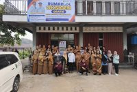 Bupati Barsel, H. Eddy Raya Samsuri didampingi Hj. Permana Sari dan dr. Dadang Baskoro serta tamu undangan lainnya saat berfoto bersama usai Louncing Rumah Oksigen Gratis, Selasa (1/9/2026). Foto. Alifansyah/1tulah.com