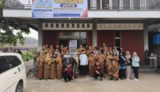 Bupati Barsel, H. Eddy Raya Samsuri didampingi Hj. Permana Sari dan dr. Dadang Baskoro serta tamu undangan lainnya saat berfoto bersama usai Louncing Rumah Oksigen Gratis, Selasa (1/9/2026). Foto. Alifansyah/1tulah.com