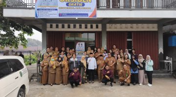 Bupati Barsel, H. Eddy Raya Samsuri didampingi Hj. Permana Sari dan dr. Dadang Baskoro serta tamu undangan lainnya saat berfoto bersama usai Louncing Rumah Oksigen Gratis, Selasa (1/9/2026). Foto. Alifansyah/1tulah.com