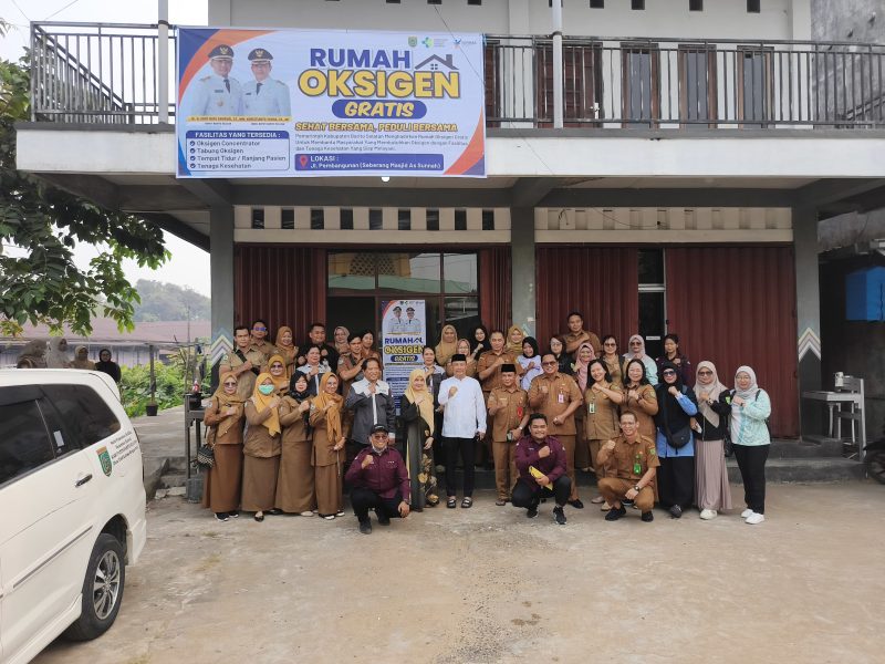 Bupati Barsel, H. Eddy Raya Samsuri didampingi Hj. Permana Sari dan dr. Dadang Baskoro serta tamu undangan lainnya saat berfoto bersama usai Louncing Rumah Oksigen Gratis, Selasa (1/9/2026). Foto. Alifansyah/1tulah.com