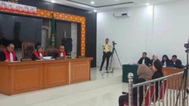 Suasana sidang perdana perkara dugaan suap pengadaan Smart Board dan Chromebook di Dinas Pendidikan dan Kebudayaan Kabupaten Muara Enim 