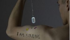 Seorang pria maskulin memamerkan tato bertuliskan “I Am Strong” di lengannya. (Pexels/Mike Murray)