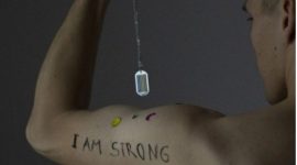 Seorang pria maskulin memamerkan tato bertuliskan “I Am Strong” di lengannya. (Pexels/Mike Murray)