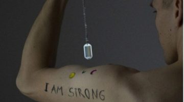 Seorang pria maskulin memamerkan tato bertuliskan “I Am Strong” di lengannya. (Pexels/Mike Murray)