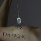 Seorang pria maskulin memamerkan tato bertuliskan “I Am Strong” di lengannya. (Pexels/Mike Murray)