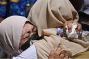Istri jurnalis Merdeka.com yang hilang kontak, Arie Basuki, Yanti, menangis usai pertemuan dengan tim SAR gabungan di Carita, Pandeglang, Banten, Kamis (17/9/2026). Foto:Suara.com