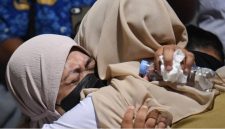 Istri jurnalis Merdeka.com yang hilang kontak, Arie Basuki, Yanti, menangis usai pertemuan dengan tim SAR gabungan di Carita, Pandeglang, Banten, Kamis (17/9/2026). Foto:Suara.com