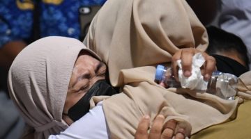 Istri jurnalis Merdeka.com yang hilang kontak, Arie Basuki, Yanti, menangis usai pertemuan dengan tim SAR gabungan di Carita, Pandeglang, Banten, Kamis (17/9/2026). Foto:Suara.com