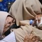 Istri jurnalis Merdeka.com yang hilang kontak, Arie Basuki, Yanti, menangis usai pertemuan dengan tim SAR gabungan di Carita, Pandeglang, Banten, Kamis (17/9/2026). Foto:Suara.com