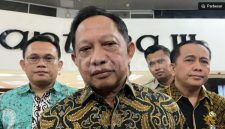 Menteri Dalam Negeri (Mendagri) Tito Karnavian membeberkan rencana perubahan status Pegawai Pemerintah dengan Perjanjian Kerja (PPPK) guru dari paruh waktu menjadi penuh waktu di Komplek Parlemen, Senayan, Jakarta, Kamis (17/9/2026). [Suara.com/Bagaskara]