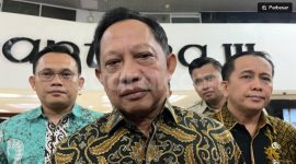Menteri Dalam Negeri (Mendagri) Tito Karnavian membeberkan rencana perubahan status Pegawai Pemerintah dengan Perjanjian Kerja (PPPK) guru dari paruh waktu menjadi penuh waktu di Komplek Parlemen, Senayan, Jakarta, Kamis (17/9/2026). [Suara.com/Bagaskara]