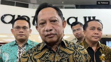 Menteri Dalam Negeri (Mendagri) Tito Karnavian membeberkan rencana perubahan status Pegawai Pemerintah dengan Perjanjian Kerja (PPPK) guru dari paruh waktu menjadi penuh waktu di Komplek Parlemen, Senayan, Jakarta, Kamis (17/9/2026). [Suara.com/Bagaskara]