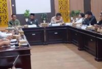 Wabup Barsel Kristianto Yudha (tengah) saat memimpin Rakor Karhutla, yang berlangsung di Aula Setda, Senin (28/9/2026). Foto. Alifansyah/1tulah.com