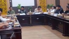 Wabup Barsel Kristianto Yudha (tengah) saat memimpin Rakor Karhutla, yang berlangsung di Aula Setda, Senin (28/9/2026). Foto. Alifansyah/1tulah.com
