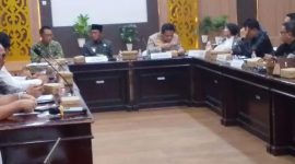 Wabup Barsel Kristianto Yudha (tengah) saat memimpin Rakor Karhutla, yang berlangsung di Aula Setda, Senin (28/9/2026). Foto. Alifansyah/1tulah.com