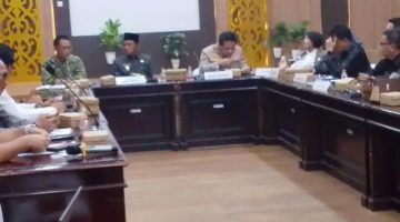 Wabup Barsel Kristianto Yudha (tengah) saat memimpin Rakor Karhutla, yang berlangsung di Aula Setda, Senin (28/9/2026). Foto. Alifansyah/1tulah.com