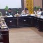 Wabup Barsel Kristianto Yudha (tengah) saat memimpin Rakor Karhutla, yang berlangsung di Aula Setda, Senin (28/9/2026). Foto. Alifansyah/1tulah.com