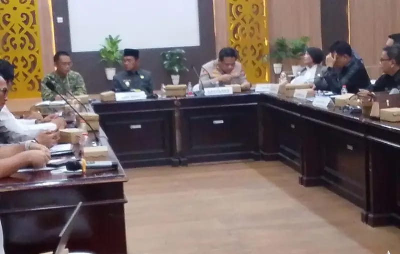 Wabup Barsel Kristianto Yudha (tengah) saat memimpin Rakor Karhutla, yang berlangsung di Aula Setda, Senin (28/9/2026). Foto. Alifansyah/1tulah.com