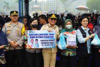 Gubernur Kalimantan Tengah H. Agustiar Sabran menyerahkan bantuan pangan dan bantuan sosial Kartu Huma Betang Sejahtera kepada masyarakat terdampak karhutla di Kabupaten Katingan, Kamis (1/10/26).