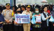 Gubernur Kalimantan Tengah H. Agustiar Sabran menyerahkan bantuan pangan dan bantuan sosial Kartu Huma Betang Sejahtera kepada masyarakat terdampak karhutla di Kabupaten Katingan, Kamis (1/10/26).