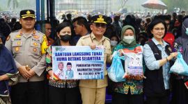 Gubernur Kalimantan Tengah H. Agustiar Sabran menyerahkan bantuan pangan dan bantuan sosial Kartu Huma Betang Sejahtera kepada masyarakat terdampak karhutla di Kabupaten Katingan, Kamis (1/10/26).