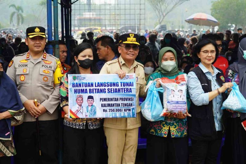Gubernur Kalimantan Tengah H. Agustiar Sabran menyerahkan bantuan pangan dan bantuan sosial Kartu Huma Betang Sejahtera kepada masyarakat terdampak karhutla di Kabupaten Katingan, Kamis (1/10/26).
