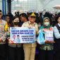 Gubernur Kalimantan Tengah H. Agustiar Sabran menyerahkan bantuan pangan dan bantuan sosial Kartu Huma Betang Sejahtera kepada masyarakat terdampak karhutla di Kabupaten Katingan, Kamis (1/10/26).