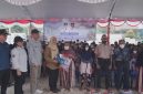 Kepala Dinas Kelautan dan Perikanan Provinsi Kalimantan Tengah Sri Widanarni menyerahkan secara simbolis bantuan pangan dan KHBS kepada masyarakat terdampak karhutla di Tumbang Samba, Kecamatan Katingan Tengah, Kamis (1/10/26).