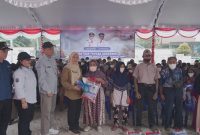 Kepala Dinas Kelautan dan Perikanan Provinsi Kalimantan Tengah Sri Widanarni menyerahkan secara simbolis bantuan pangan dan KHBS kepada masyarakat terdampak karhutla di Tumbang Samba, Kecamatan Katingan Tengah, Kamis (1/10/26).