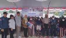 Kepala Dinas Kelautan dan Perikanan Provinsi Kalimantan Tengah Sri Widanarni menyerahkan secara simbolis bantuan pangan dan KHBS kepada masyarakat terdampak karhutla di Tumbang Samba, Kecamatan Katingan Tengah, Kamis (1/10/26).