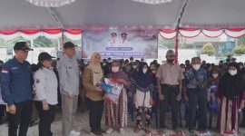 Kepala Dinas Kelautan dan Perikanan Provinsi Kalimantan Tengah Sri Widanarni menyerahkan secara simbolis bantuan pangan dan KHBS kepada masyarakat terdampak karhutla di Tumbang Samba, Kecamatan Katingan Tengah, Kamis (1/10/26).