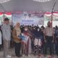 Kepala Dinas Kelautan dan Perikanan Provinsi Kalimantan Tengah Sri Widanarni menyerahkan secara simbolis bantuan pangan dan KHBS kepada masyarakat terdampak karhutla di Tumbang Samba, Kecamatan Katingan Tengah, Kamis (1/10/26).