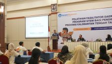 Kepala Dinas Pendidikan Provinsi Kalimantan Tengah Reza Prabowo memberikan arahan dalam Pelatihan Sains bagi Fasilitator Daerah di Palangka Raya, Jumat (2/10/26)
