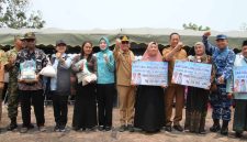 Pemerintah Provinsi Kalimantan Tengah menyalurkan bantuan pangan dan BLT Kartu Huma Betang Sejahtera kepada masyarakat terdampak karhutla di Kecamatan Pantai Lunci, Kabupaten Sukamara, Senin (5/10/26)