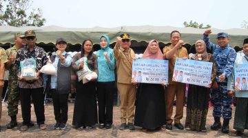Pemerintah Provinsi Kalimantan Tengah menyalurkan bantuan pangan dan BLT Kartu Huma Betang Sejahtera kepada masyarakat terdampak karhutla di Kecamatan Pantai Lunci, Kabupaten Sukamara, Senin (5/10/26)