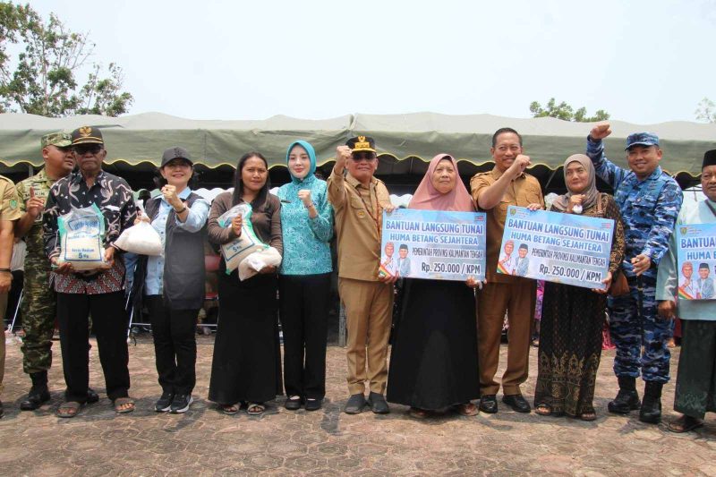 Pemerintah Provinsi Kalimantan Tengah menyalurkan bantuan pangan dan BLT Kartu Huma Betang Sejahtera kepada masyarakat terdampak karhutla di Kecamatan Pantai Lunci, Kabupaten Sukamara, Senin (5/10/26)