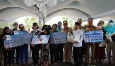 Gubernur Kalimantan Tengah Agustiar Sabran menyerahkan bantuan kepada masyarakat Kabupaten Sukamara di tengah kondisi kemarau panjang dan ancaman karhutla, Senin (5/10/26).