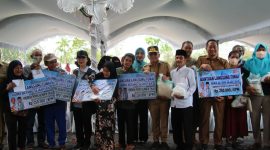 Gubernur Kalimantan Tengah Agustiar Sabran menyerahkan bantuan kepada masyarakat Kabupaten Sukamara di tengah kondisi kemarau panjang dan ancaman karhutla, Senin (5/10/26).