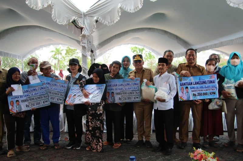 Gubernur Kalimantan Tengah Agustiar Sabran menyerahkan bantuan kepada masyarakat Kabupaten Sukamara di tengah kondisi kemarau panjang dan ancaman karhutla, Senin (5/10/26).