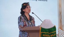 Sekretaris Daerah Provinsi Kalimantan Tengah Linae Victoria Aden, mewakili Gubernur Agustiar Sabran, menyampaikan sambutan pada peringatan HUT ke-39 IPPAT dan seminar Sistem Mitra BPN di Swiss-Belhotel Danum Palangka Raya, Jumat (9/10/26).