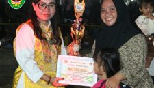 Kepala Dinas Pemuda, Olahraga, Pariwisata dan Kebudayaan (Disporaparbud) Kabupaten Seruyan, Megawati, saat menghadiri penutupan DSEF 2026 di Dermaga Desa Sembuluh II, Kecamatan Danau Sembuluh, Sabtu (10/10/2026).