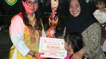 Kepala Dinas Pemuda, Olahraga, Pariwisata dan Kebudayaan (Disporaparbud) Kabupaten Seruyan, Megawati, saat menghadiri penutupan DSEF 2026 di Dermaga Desa Sembuluh II, Kecamatan Danau Sembuluh, Sabtu (10/10/2026).