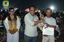 Wakil Ketua I DPRD Kabupaten Seruyan, Harsandi, menyerahkan tropy kepada salah satu pemenang lomba dalam kegiatan Danau Sembuluh Ethnic Festival (DSEF) 2026.