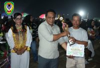 Wakil Ketua I DPRD Kabupaten Seruyan, Harsandi, menyerahkan tropy kepada salah satu pemenang lomba dalam kegiatan Danau Sembuluh Ethnic Festival (DSEF) 2026.