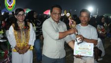 Wakil Ketua I DPRD Kabupaten Seruyan, Harsandi, menyerahkan tropy kepada salah satu pemenang lomba dalam kegiatan Danau Sembuluh Ethnic Festival (DSEF) 2026.