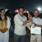 Wakil Ketua I DPRD Kabupaten Seruyan, Harsandi, menyerahkan tropy kepada salah satu pemenang lomba dalam kegiatan Danau Sembuluh Ethnic Festival (DSEF) 2026.