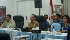 Gubernur Kalimantan Tengah Agustiar Sabran bersama Wakil Gubernur Edy Pratowo dan Sekda Linae Victoria Aden mengikuti rapat evaluasi penanganan karhutla bersama Presiden Prabowo Subianto secara daring dari Istana Isen Mulang, Senin (12/10/26).