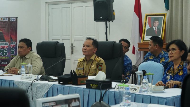 Gubernur Kalimantan Tengah Agustiar Sabran bersama Wakil Gubernur Edy Pratowo dan Sekda Linae Victoria Aden mengikuti rapat evaluasi penanganan karhutla bersama Presiden Prabowo Subianto secara daring dari Istana Isen Mulang, Senin (12/10/26).