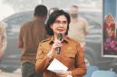 Sekretaris Daerah Provinsi Kalimantan Tengah Linae Victoria Aden menyampaikan sambutan dalam penyaluran bantuan pangan dan program Kartu Huma Betang Sejahtera di halaman Masjid Raya Darussalam, Kelurahan Menteng, Palangka Raya, Selasa (13/10/26).